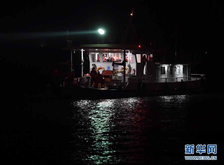 （重慶公交車墜江事故·圖文互動）（2）夜幕降臨，重慶萬州公交客車墜江事故救援工作仍在進行中