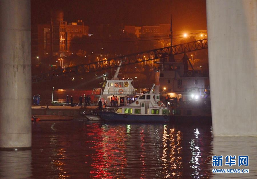 （重慶公交車墜江事故·圖文互動）（3）夜幕降臨，重慶萬州公交客車墜江事故救援工作仍在進行中