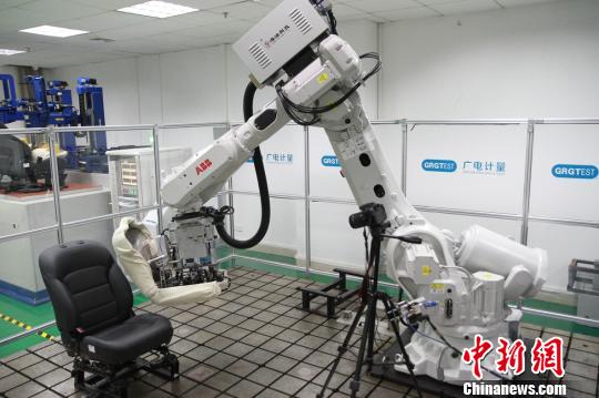機(jī)器人測(cè)試桌椅?！”R育辛 攝