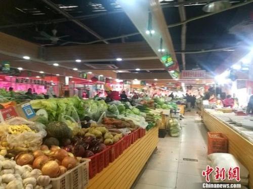 資料圖：圖為北京一家菜市場內(nèi)景。 謝藝觀 攝