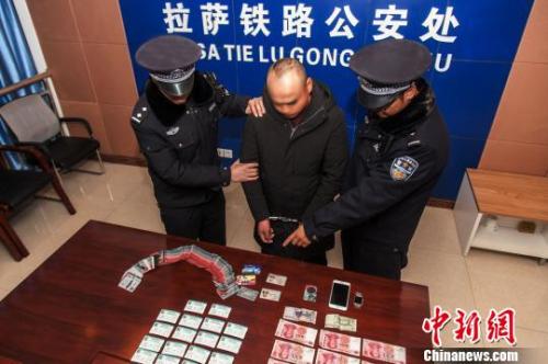 資料圖：一犯罪嫌疑人對拉薩鐵路警方查獲的火車票進行指認(rèn)。　胡傳鑫 攝