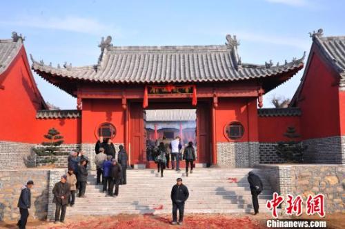 資料圖：元旦小長假期間，威海南海新區(qū)云龍山上舉辦新年廟會。　劉昌勇 攝