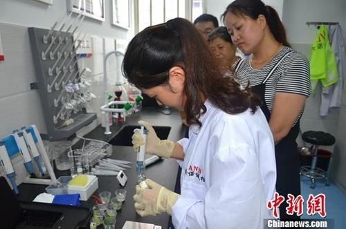 資料圖：工作人員根據(jù)消費(fèi)者要求現(xiàn)場(chǎng)檢驗(yàn)，共筑食品安全。<a target='_blank' ><p  align=