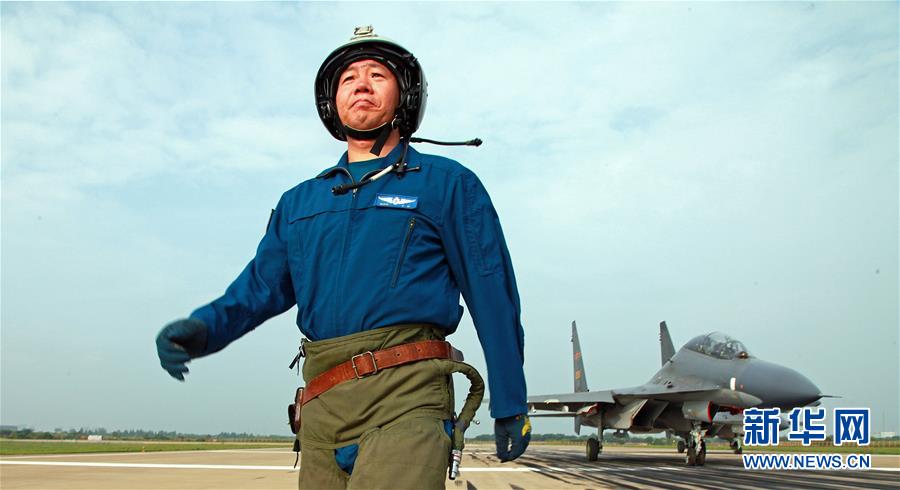 （新華全媒頭條·圖文互動(dòng)）（1）戰(zhàn)鷹，為祖國奮飛——記空軍航空兵某旅旅長、特級(jí)飛行員郝井文