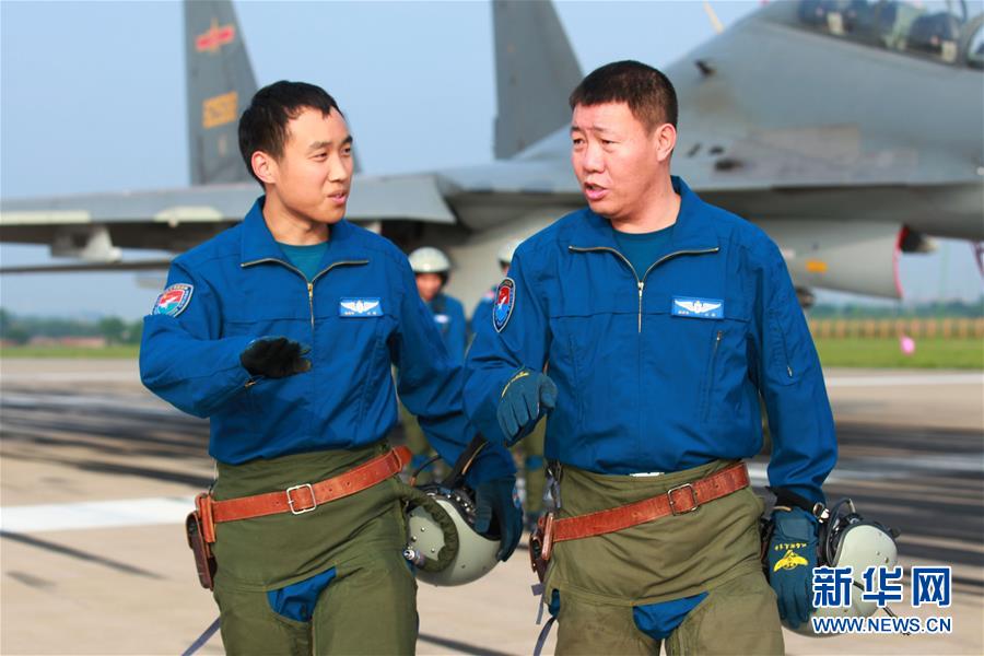 （新華全媒頭條·圖文互動(dòng)）（3）戰(zhàn)鷹，為祖國奮飛——記空軍航空兵某旅旅長、特級(jí)飛行員郝井文