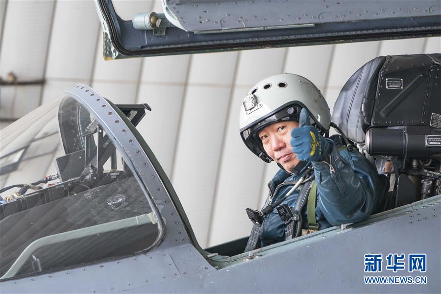 （新華全媒頭條·圖文互動(dòng)）（4）戰(zhàn)鷹，為祖國奮飛——記空軍航空兵某旅旅長、特級(jí)飛行員郝井文