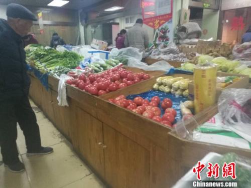 圖為北京一家社區(qū)超市里的菜攤。謝藝觀 攝