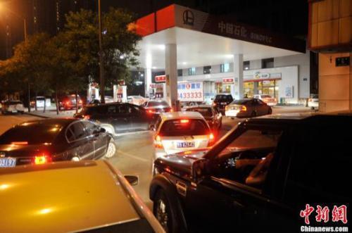 資料圖：山西太原一加油站內(nèi)，私家車主排隊(duì)加油。<a target='_blank' ><p  align=