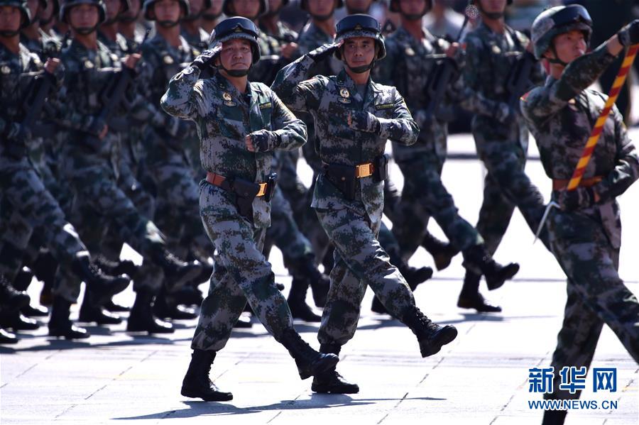 （新華全媒頭條·強軍思想引領(lǐng)新征程·圖文互動）（4）那一刻，我們光榮接受檢閱