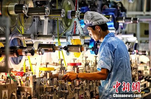 圖為江蘇鹽城一家企業(yè)內(nèi)的生產(chǎn)景象。<a target='_blank' ><p  align=