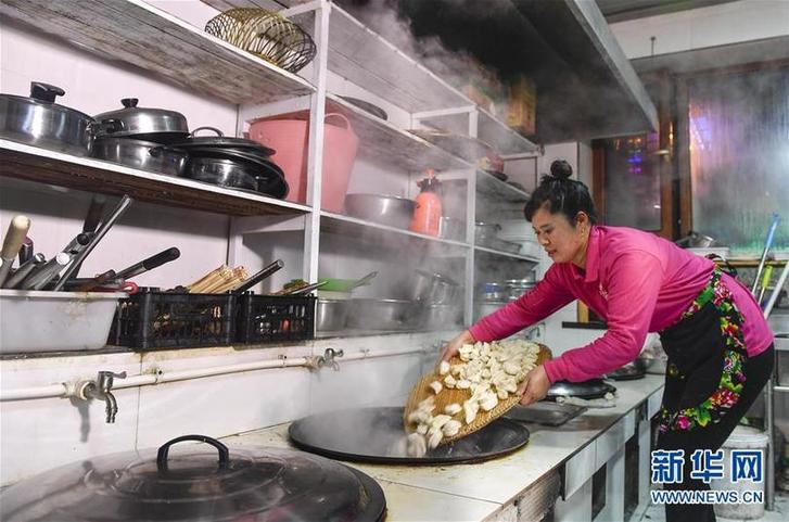 （在習(xí)近平新時(shí)代中國特色社會(huì)主義思想指引下——新時(shí)代新作為新篇章·圖文互動(dòng)）（6）三年，從無名小屯到聲名遠(yuǎn)播——這個(gè)“雪鄉(xiāng)”是如何做到的？