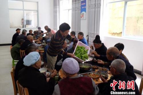 資料圖：社會福利中心吃飯的老人們。徐學(xué)練 攝。