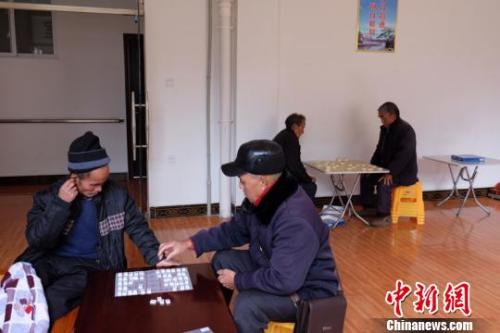 資料圖：老人們在下棋。徐學(xué)練 攝。