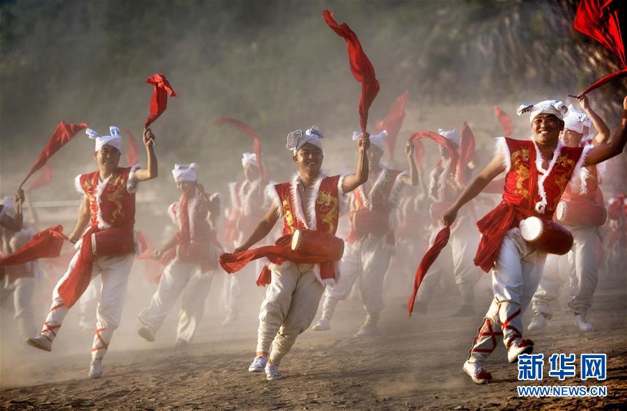 （新華全媒頭條·迎接兩會(huì)特別報(bào)道·圖文互動(dòng)）（7）奮進(jìn)，向著第一個(gè)百年奮斗目標(biāo)——寫在2019年全國(guó)兩會(huì)召開(kāi)之際