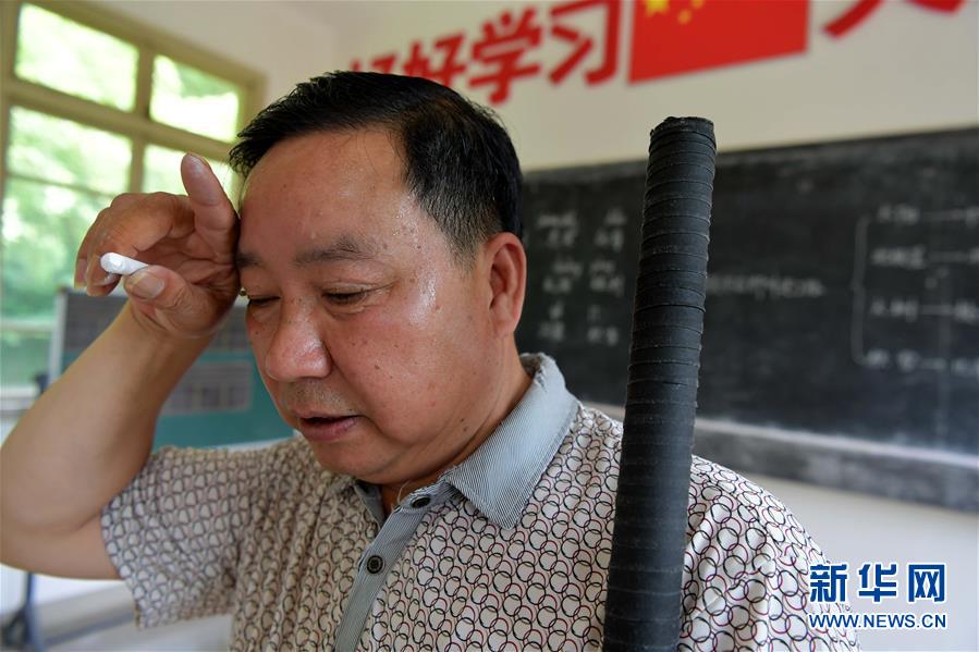 （中國(guó)網(wǎng)事·感動(dòng)2019·圖文互動(dòng)）（2）鄉(xiāng)村教師高自仁：60多根拐杖，撐起42年教學(xué)路