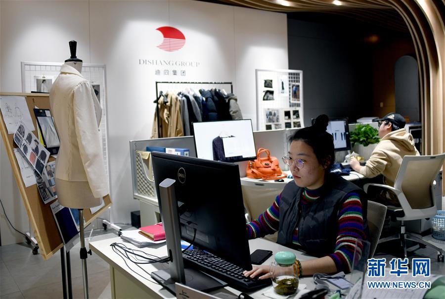 (新華全媒頭條·圖文互動(dòng))(1)從“來樣加工”到為全球“量體裁衣”——透過“迪尚之路”看新舊動(dòng)能轉(zhuǎn)換