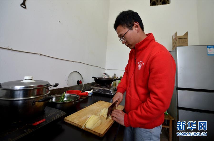 （愛國(guó)情 奮斗者·圖文互動(dòng)）（4） “解民生之多艱，育天下之英才”——中國(guó)農(nóng)大師生扎根田野書寫奉獻(xiàn)之歌