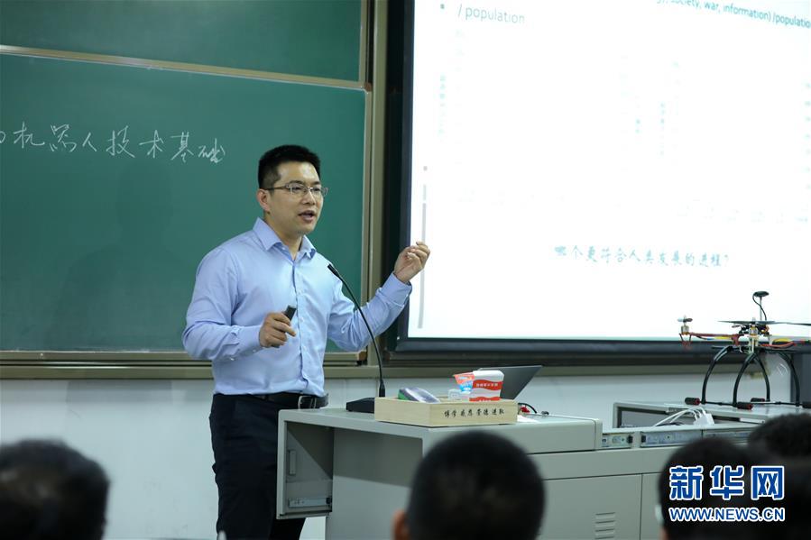 （圖文互動(dòng)）（1）心懷藍(lán)天　逐夢云霄&mdash;&mdash;記天津大學(xué)教授、一飛智控創(chuàng)始人齊俊桐