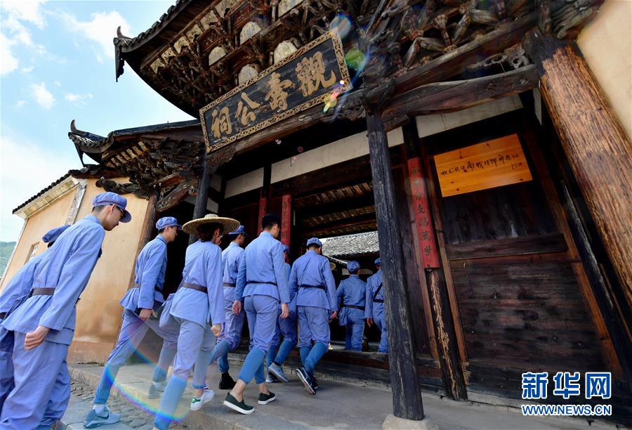 （新華全媒頭條·不忘初心、牢記使命——記者再走長征路·圖文互動）（10）風(fēng)展紅旗如畫——來自長征出發(fā)地長汀、寧化的紅色信仰報告 