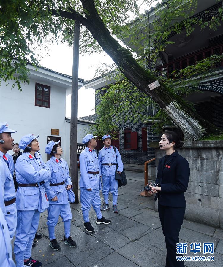 （新華全媒頭條·壯麗70年·奮斗新時(shí)代——記者再走長征路·圖文互動(dòng)）（4）偉大轉(zhuǎn)折是怎樣發(fā)生的——重回遵義會議現(xiàn)場
