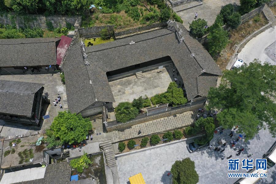 （壯麗70年·奮斗新時代——記者再走長征路·圖文互動）（2）手捧棉被憶紅軍：走了那么多年，我們都念他們的好