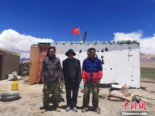 圖為黨確桑布和兩個兒子。 謝藝觀 攝