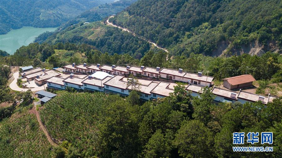 （在習(xí)近平新時代中國特色社會主義思想指引下——新時代新作為新篇章·總書記關(guān)心的百姓身邊事·圖文互動）（1）“四好農(nóng)村路”：通向幸福，通向遠(yuǎn)方