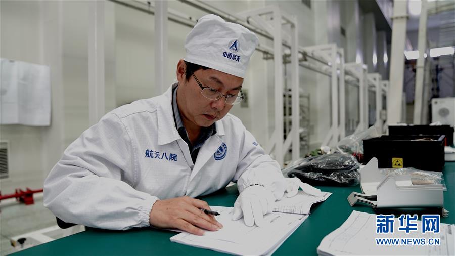 （德耀中華&middot;圖文互動）（2）王曙群：&ldquo;腳踏實地、仰望星空&rdquo;的大國工匠