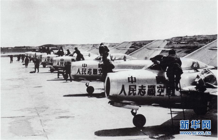 （新華全媒頭條·人民空軍70年·圖文互動）（3）陽光照耀奮飛的航程——黨中央、中央軍委和習(xí)主席關(guān)心人民空軍建設(shè)發(fā)展紀實