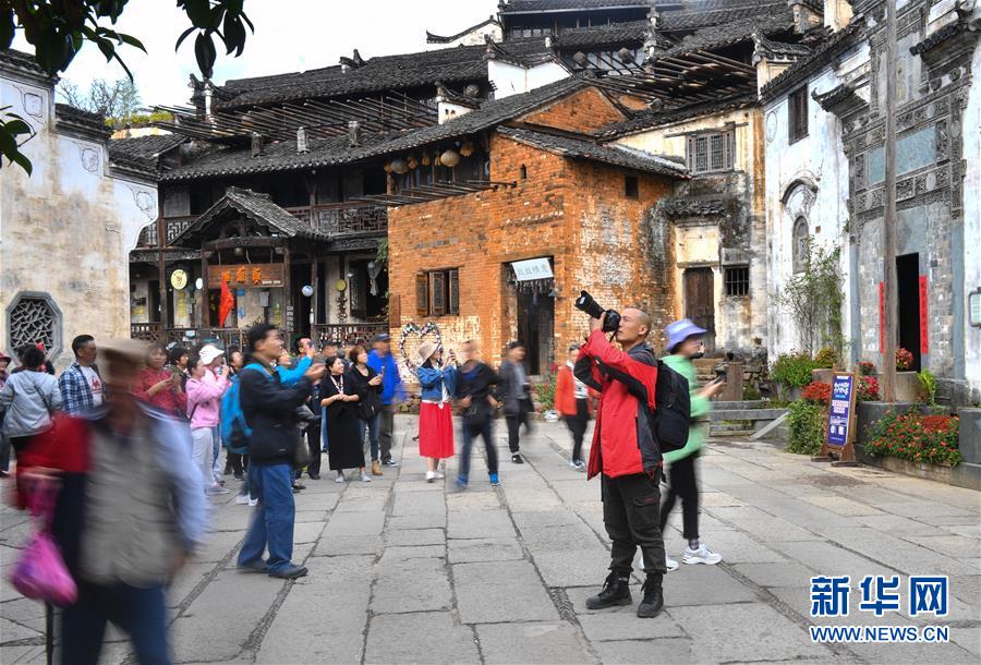 （圖文互動）（11）鄉(xiāng)村攝影師、鄉(xiāng)村“模特”、民宿店主——鄉(xiāng)村旅游推動婺源農民生活方式發(fā)生新變化