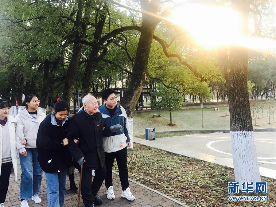 （新華全媒頭條·圖文互動）（7）滄海橫流 信仰彌堅——記共產(chǎn)黨員、湘潭大學(xué)九旬教授滄南