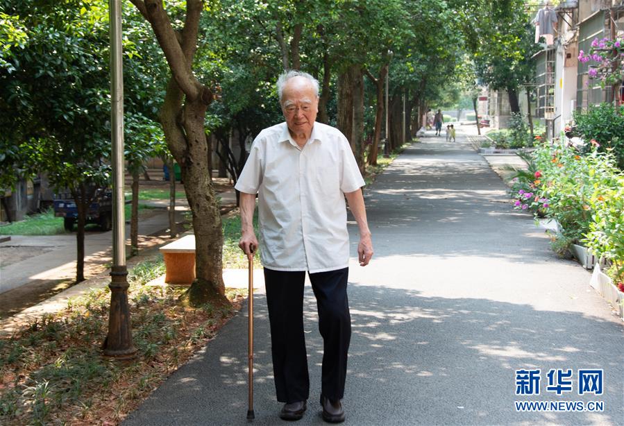（新華全媒頭條·圖文互動）（9）滄海橫流 信仰彌堅——記共產(chǎn)黨員、湘潭大學(xué)九旬教授滄南