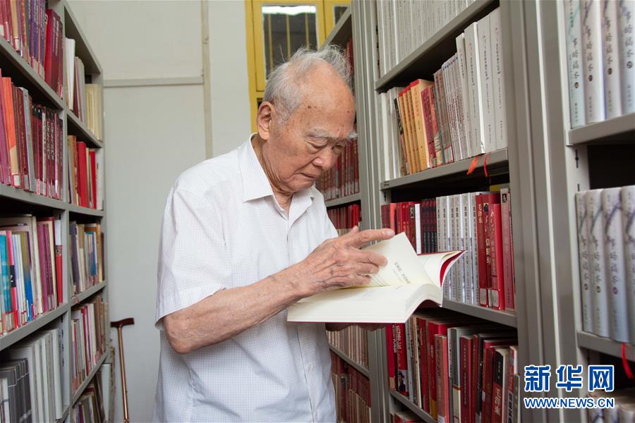 （新華全媒頭條·圖文互動）（6）滄海橫流 信仰彌堅——記共產(chǎn)黨員、湘潭大學(xué)九旬教授滄南