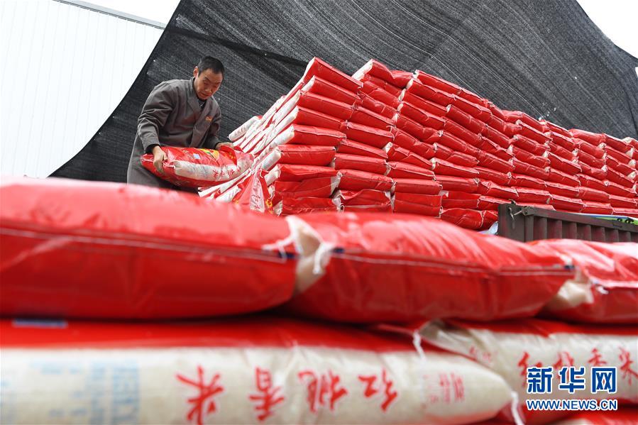 （在習(xí)近平新時(shí)代中國(guó)特色社會(huì)主義思想指引下——新時(shí)代新作為新篇章·總書(shū)記關(guān)切高質(zhì)量發(fā)展·圖文互動(dòng)）（4）穩(wěn)住“一頭豬”、供好“一袋米”、配好“一籃菜