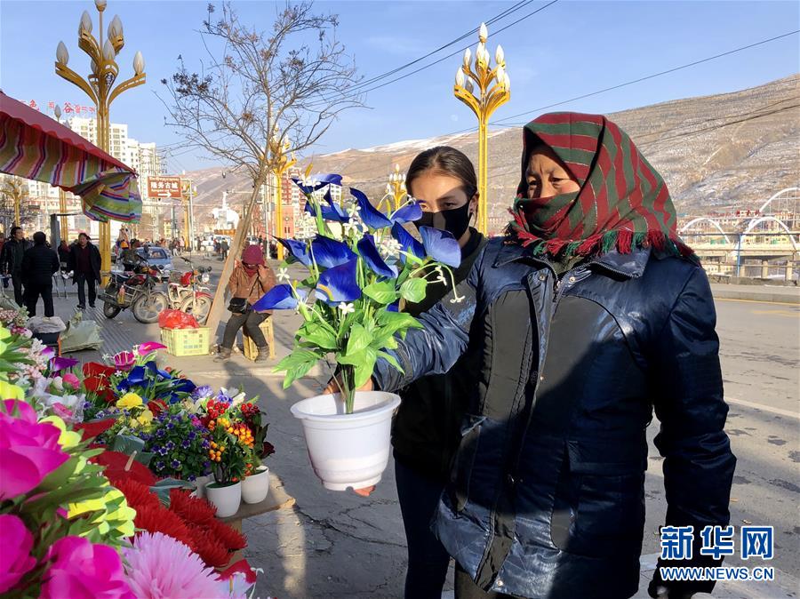 （新春走基層·圖文互動）（2）“只要備好年貨，新的一年就可以風(fēng)調(diào)雨順”——臘月藏區(qū)年貨市場見聞
