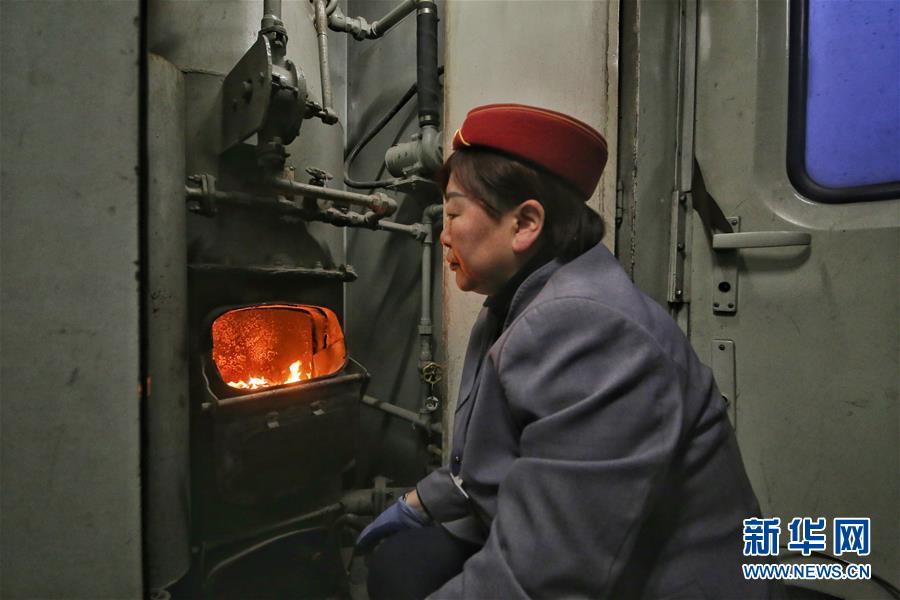 （新春走基層·圖文互動(dòng)）（2）小康路上，與“小慢車”同行——長(zhǎng)白山區(qū)綠皮火車二三事