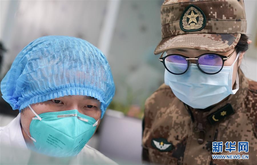 （新華全媒頭條·圖文互動）（4）黨旗，高高飄揚(yáng)在防控疫情斗爭第一線——各級黨組織和廣大黨員干部投身疫情防控阻擊戰(zhàn)紀(jì)實(shí)