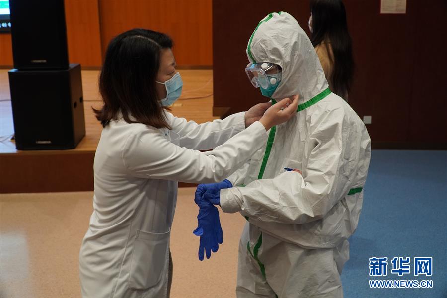 （聚焦疫情防控·圖文互動）（3）無法握手，但始終并肩