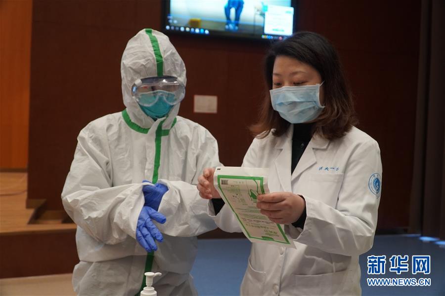 （聚焦疫情防控·圖文互動）（4）無法握手，但始終并肩