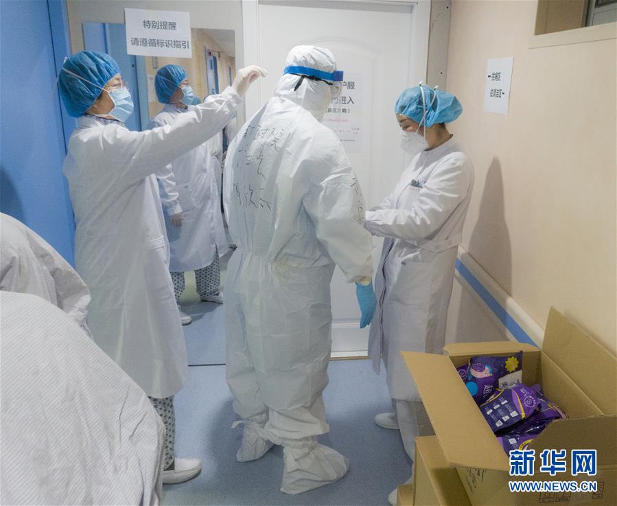 （新華全媒頭條·圖文互動）（4）“與國家同舟，與人民共濟”——新冠肺炎重癥救治同濟醫(yī)院戰(zhàn)“疫”直擊