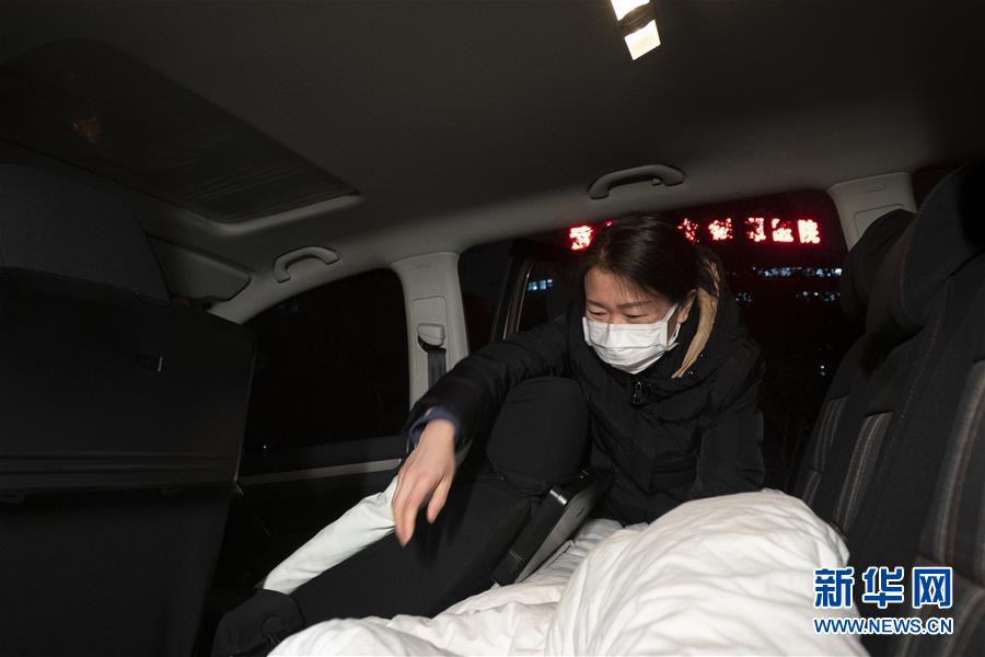 （一線抗疫群英譜·圖文互動）（2）特寫：為節(jié)省10分鐘，這對醫(yī)護(hù)夫妻“以車為家”