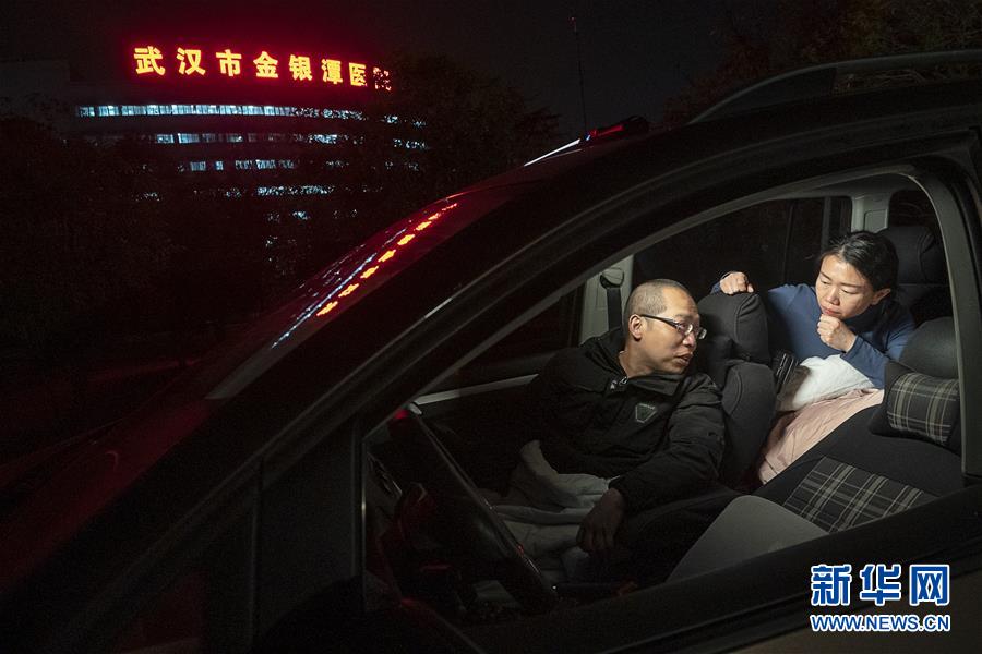 （一線抗疫群英譜·圖文互動）（3）特寫：為節(jié)省10分鐘，這對醫(yī)護(hù)夫妻“以車為家”