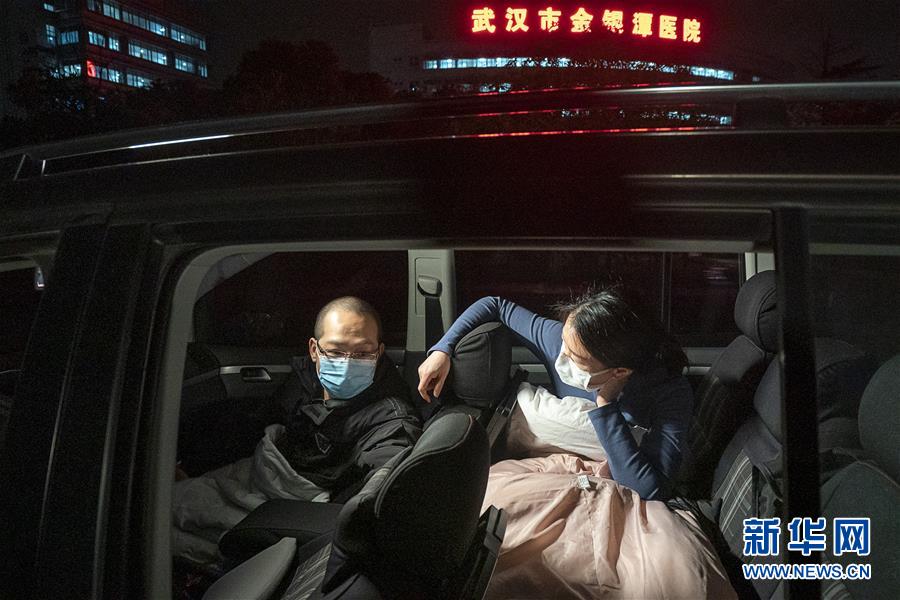 （一線抗疫群英譜·圖文互動）（4）特寫：為節(jié)省10分鐘，這對醫(yī)護(hù)夫妻“以車為家”