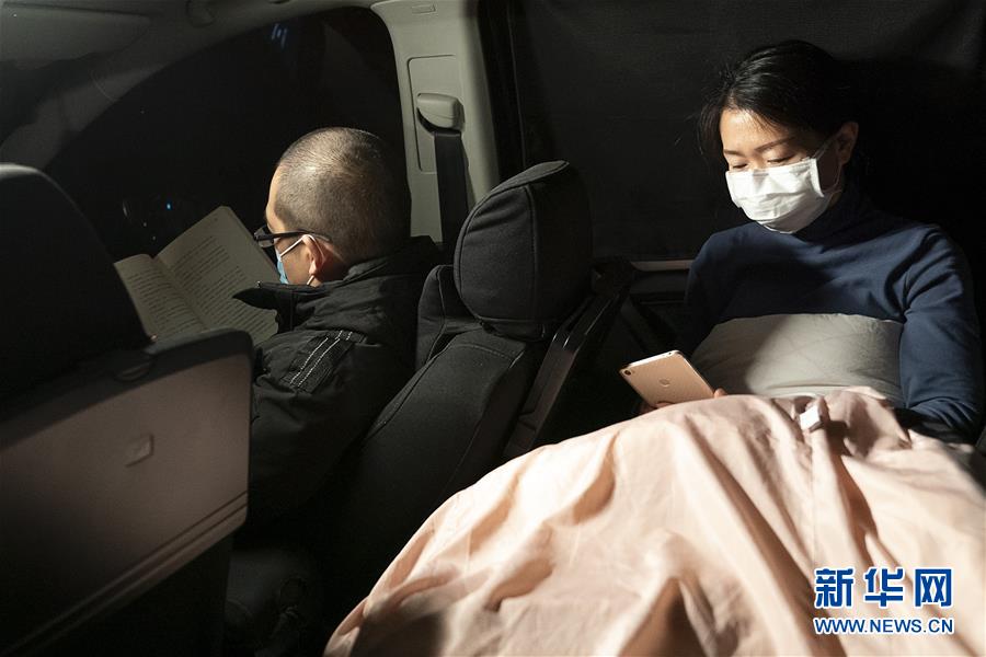 （一線抗疫群英譜·圖文互動）（5）特寫：為節(jié)省10分鐘，這對醫(yī)護(hù)夫妻“以車為家”