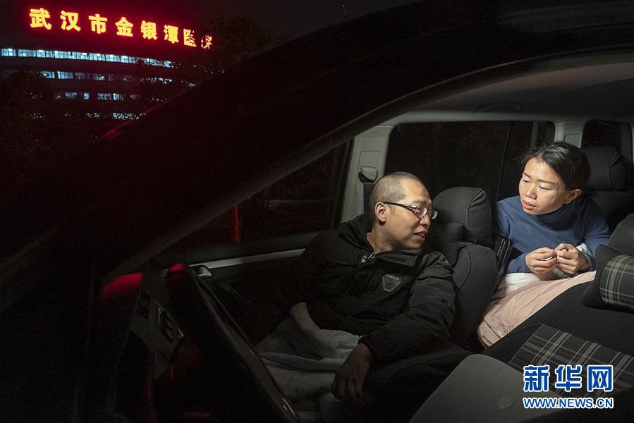 （一線抗疫群英譜·圖文互動）（6）特寫：為節(jié)省10分鐘，這對醫(yī)護(hù)夫妻“以車為家”
