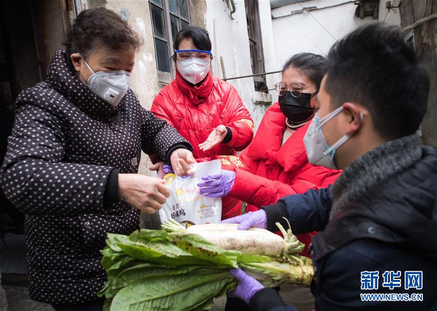 （新華全媒頭條·圖文互動）（10）守望相助，堅忍不拔——致敬武漢戰(zhàn)“疫”中千千萬萬個平凡英雄