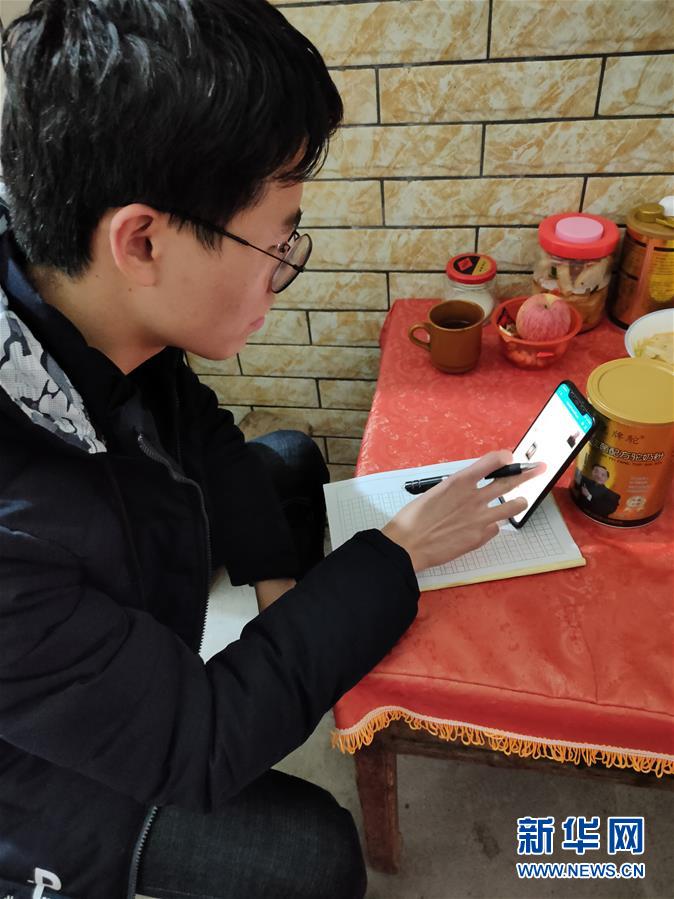 （新華網(wǎng)·圖文互動）（1）為“逆行者”后方護航，這些大學(xué)生的假期不一般
