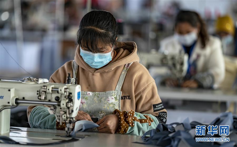（在習(xí)近平新時代中國特色社會主義思想指引下——新時代新作為新篇章·習(xí)近平總書記關(guān)切事·圖文互動）（1）戰(zhàn)“疫”要勁時，戰(zhàn)“貧”再加把勁！——中央各部門助力脫貧攻堅很給力
