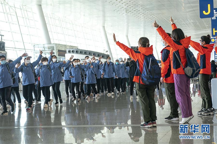 （新華全媒頭條·圖文互動(dòng)）（2）最美逆行者，武漢永遠(yuǎn)記得你！——首批援鄂醫(yī)療隊(duì)返程紀(jì)實(shí)