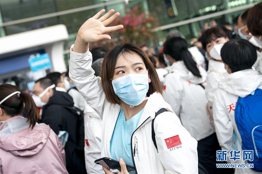 （新華全媒頭條·圖文互動(dòng)）（4）最美逆行者，武漢永遠(yuǎn)記得你！——首批援鄂醫(yī)療隊(duì)返程紀(jì)實(shí)
